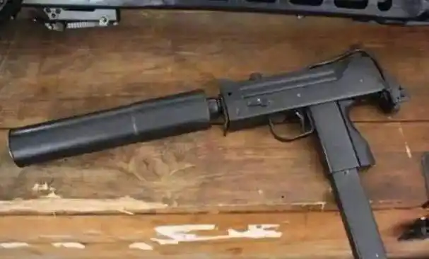 mac10冲锋枪结构紧凑,动作可靠,大量采用高强度钢板冲压件,结实耐用