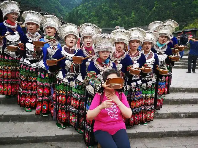 高山流水的敬酒仪式,是苗族的最高礼仪.