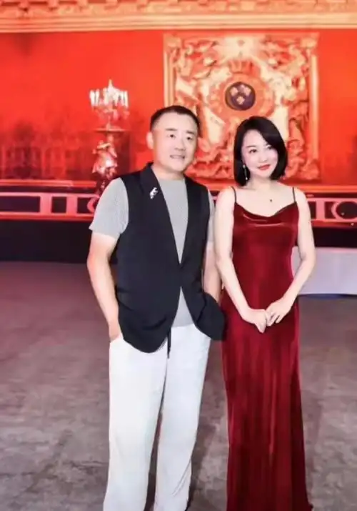 周立波及妻子胡洁现身豪华晚宴,笑容满面状态佳,比爆红时还潇洒