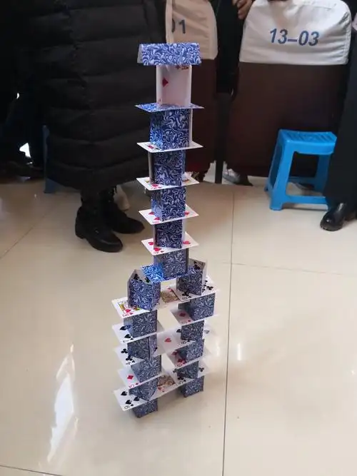 课后,在耿斌老师的带领下,参加培训的教师们分组进行了扑克牌搭高塔的