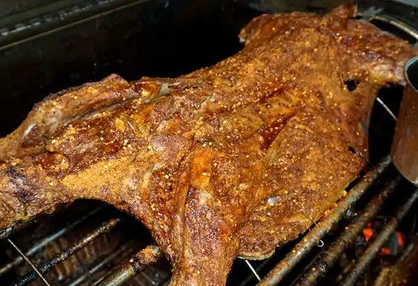 来自大草原的恩赐炭火上的营养美味北疆烤全羊