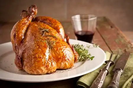 圣诞节和感恩节烤火鸡和各种蔬菜,木制板上照片