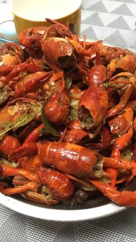 又是一个人搞定三斤小龙虾,好撑. 但是自己做的话比较干净,吃得好爽.