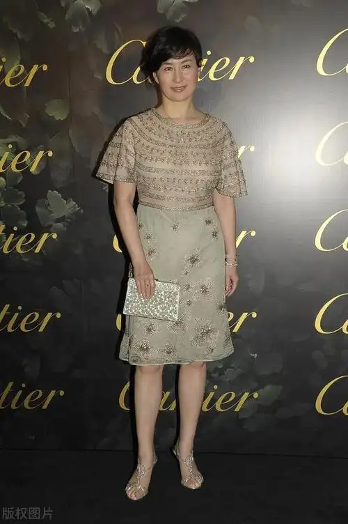 何超琼60岁仍风采不减粉色上衣搭配波波头让她更加甜美