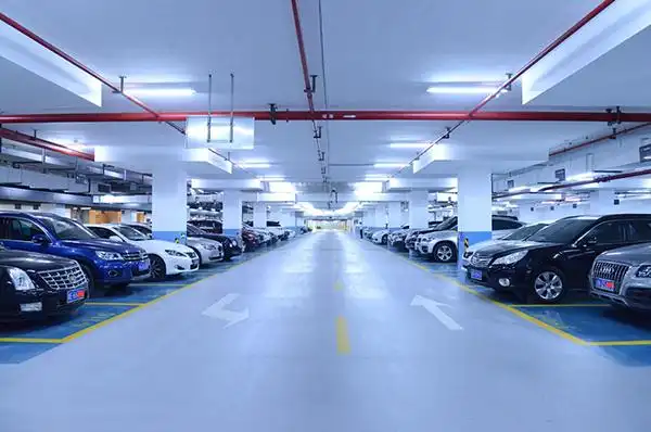 你知道如何正确地将车停进地下车库吗?