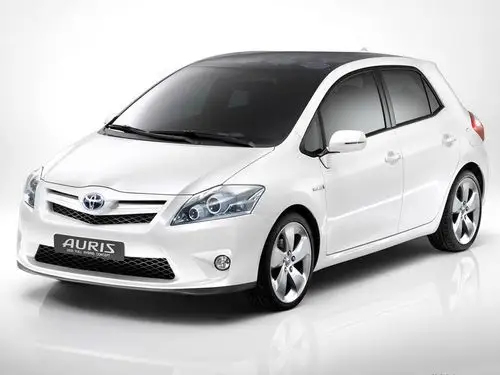 白色丰田auris左前45度