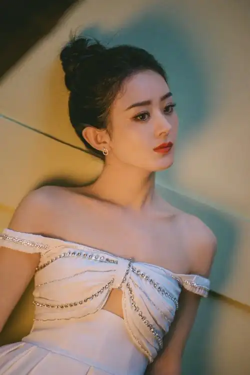 赵丽颖直角肩##赵丽颖一字肩白裙