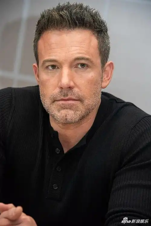 组图:本·阿弗莱克出席电影发布会 大手一挥打招呼憨厚反差萌