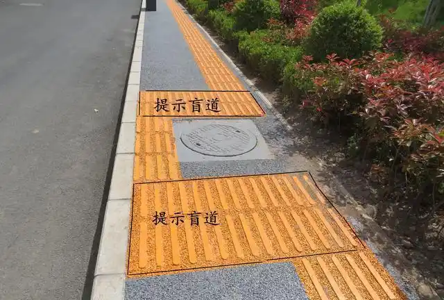 雁塔区子午大道的盲道很不符合规范