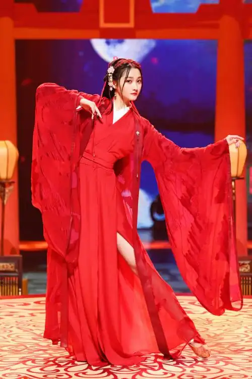 鹿晗真有眼光关晓彤穿红色古装跳红昭愿婀娜多姿明艳动人