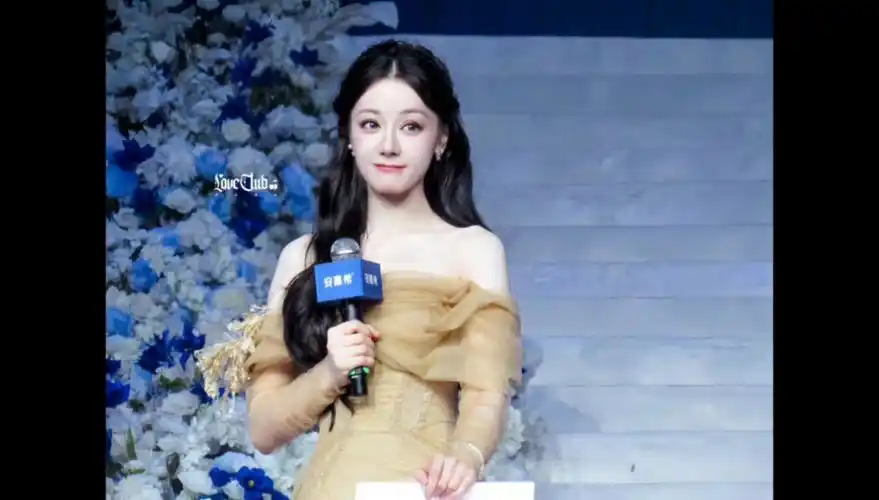 啊啊啊好美呀迪丽热巴比心手势超甜