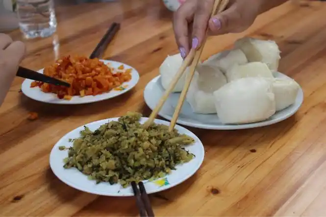 早餐,馒头,萝卜干,咸菜,稀饭,鸡蛋,吃的也倒津津有味,一不小心干掉4个