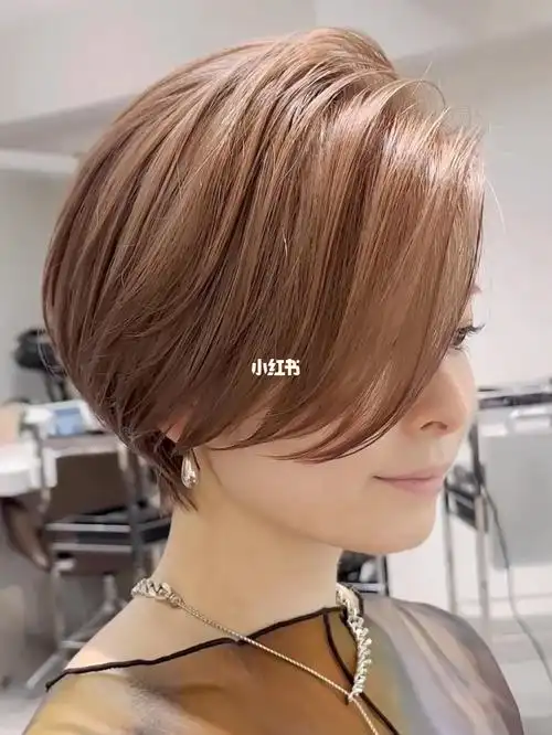 女生超短发分享气质大偏分短发