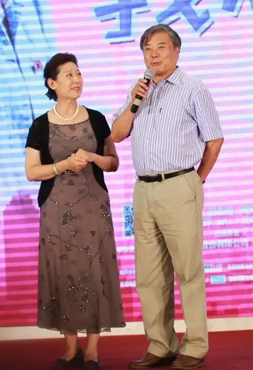 关牧村真有艺术家的气息穿纱裙真挺优雅的和丈夫挺有夫妻相