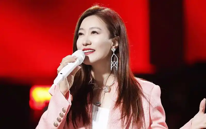 谭晶现身贵州乡村,飙高音唱出大剧院的气势,网友:不愧是国家队