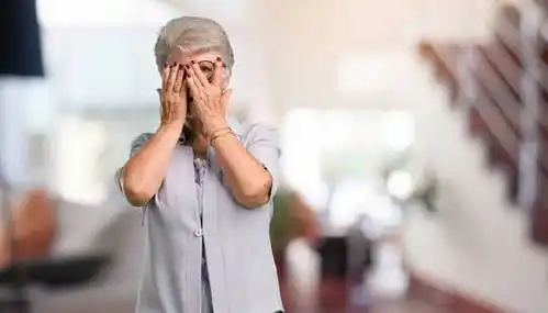 恐惧担心美丽的老年妇女感到担心和害怕,看着和掩盖脸的概念,恐惧和