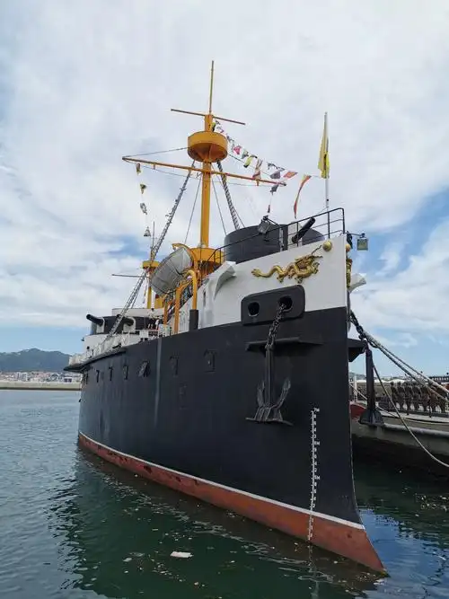 停泊在码头的1:1清朝北洋水师甲午海战旗舰一一定远舰复原舰!