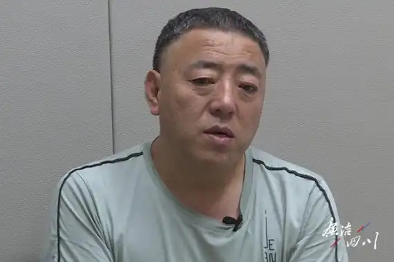 金手镯下压着各类荣誉证书益西多吉任理塘县人民政府副县长,县公安局