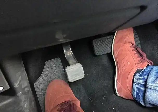 油门刹车离合器的位置(汽车离合制动和油门位置指导)_热点_知识百科