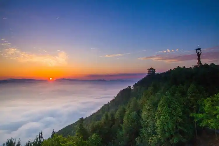 2016年5月29日拍摄的湖北省十堰市竹山县宝丰镇女娲山风景区日出.