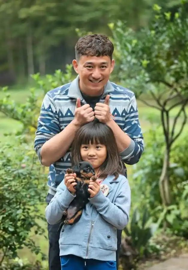 黄磊带女儿观看话剧,多多朴素着装遮不住气质,一双大眼太吸睛!