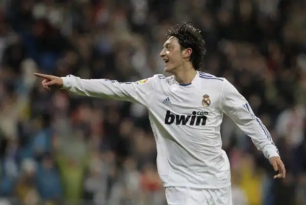 搜狐体育讯 c罗的确是皇马的招牌,但在三次国家德比中,葡萄牙人却全都