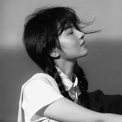 女生黑白简单意境头像真人图片