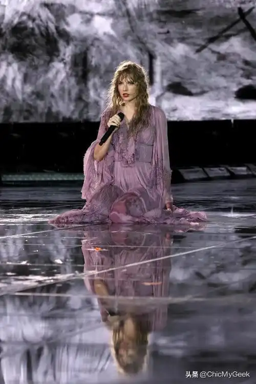 泰勒斯威夫特演唱会遭暴雷雨淋雨表演35小时到凌晨1点