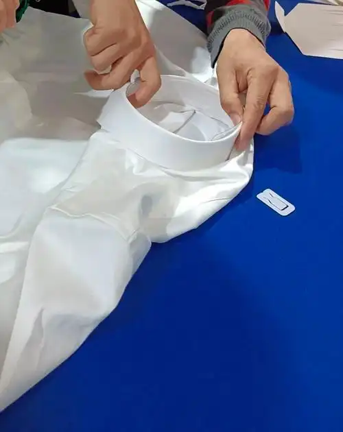 河南东华服装学校丨学生课堂丨一件高档衬衫的正确叠法