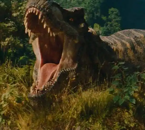 在孤岛上废弃的恐龙基地,上演了人龙大战的场面,霸王龙和暴龙登场了