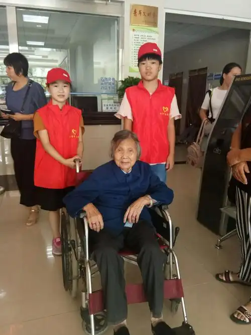 帮助需要帮助的老人推轮椅!