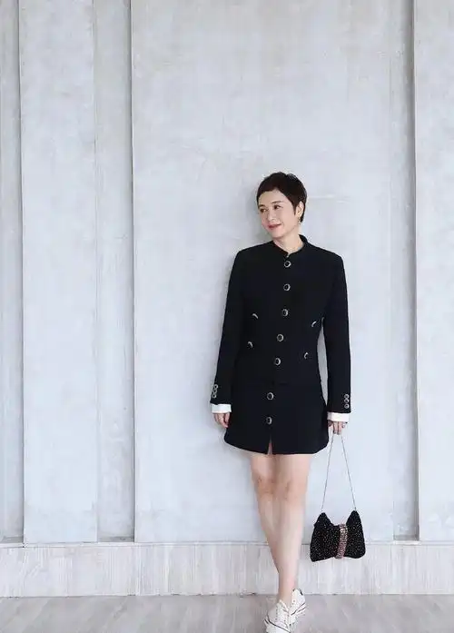 影后蒋雯丽也难逃岁月穿长袖过膝裙还要配打底裤像个大妈