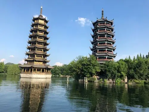 桂林的日月双塔,晚上会发出五颜六色的灯光.