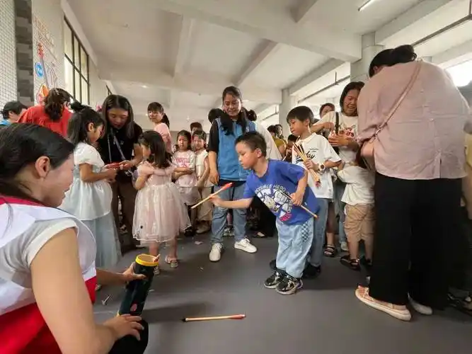 观看家庭家教家风主题展,参与趣味投壶,珍珠捕手,盲人击鼓,套圈圈等