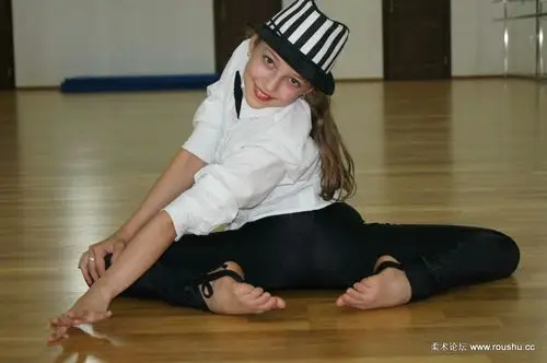 白俄罗斯杂技柔术女孩