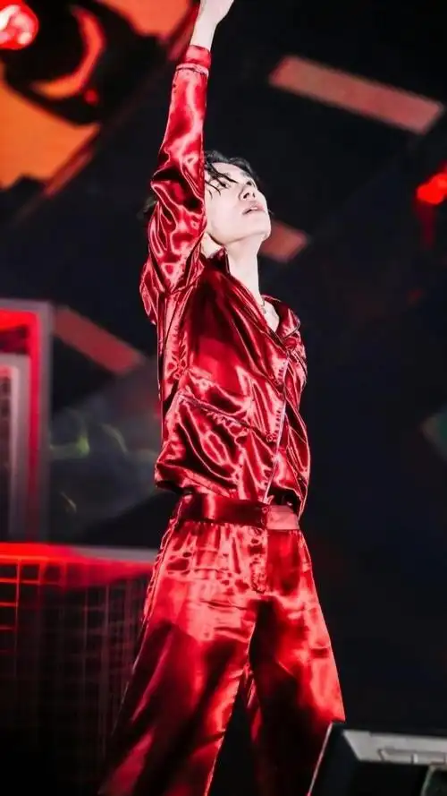 易烊千玺——舞台照 来回顾一下我们千玺的舞台照吧!