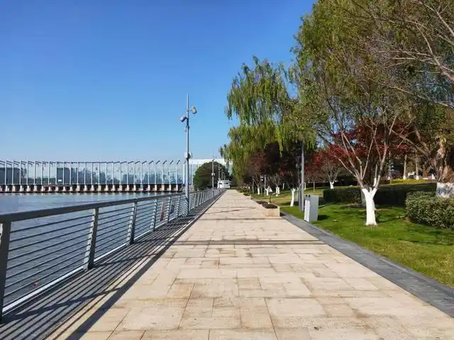 宁波冬日暖阳下的绿岛公园「微笑」