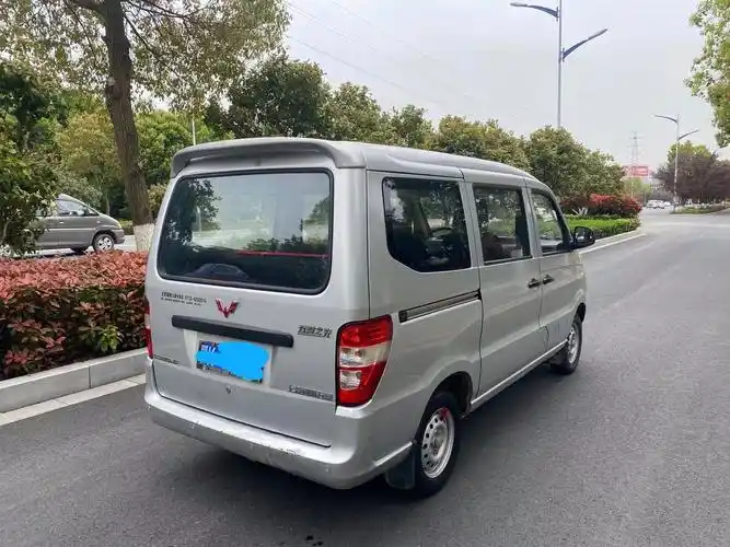 13年五菱之光面包车7座