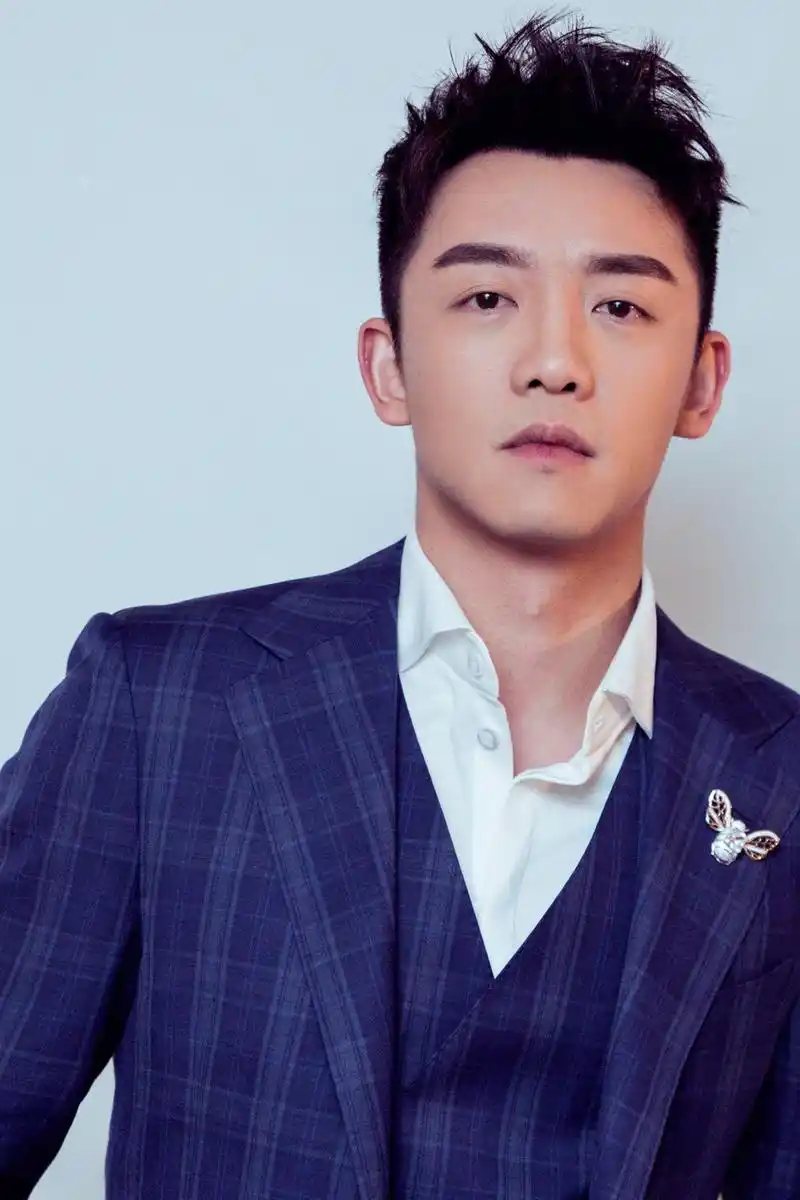 郑恺帅气亮相某活动,蓝色格纹西装精致帅气,气质沉稳干练,举手投足