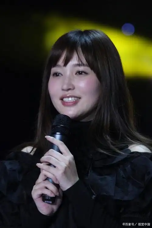 搜榜,歌手金莎与比她小19岁的男友参加了综艺节目更是吸引网友的眼光