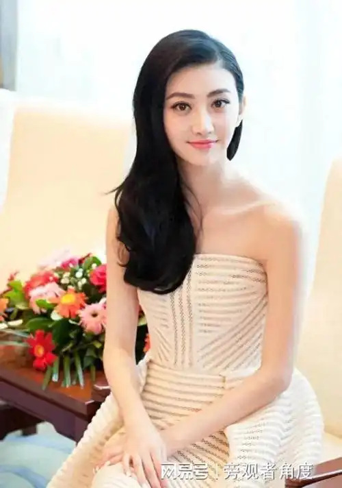 2004年16岁的景甜坐进了车牌为9988的豪车