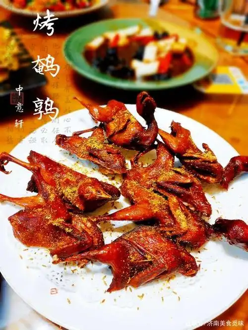 香炸鹌鹑^一只只可怜的小鹌鹑,被油炸的焦脆香酥,感觉是很棒的下静怂