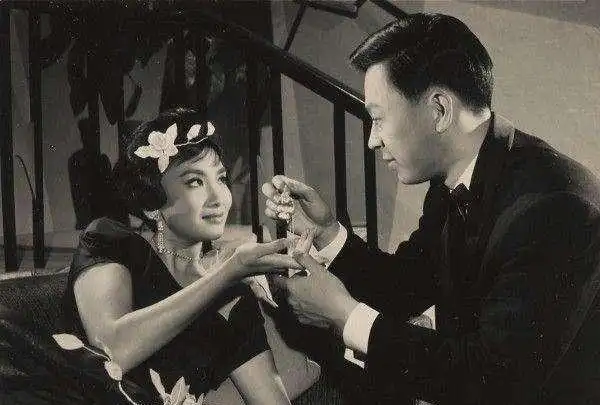 金庸告白被拒著名导演岑范为她终身不娶22岁的她却嫁歌迷