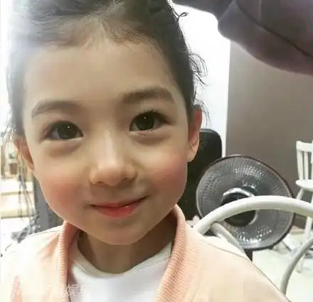 治愈神器!5岁混血宝宝模特大眼萌网络走红(图)