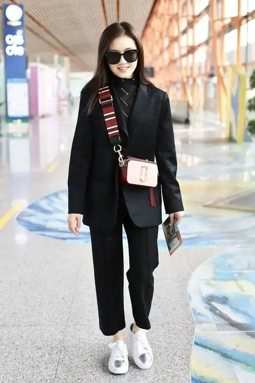 李兰迪西装造型轻松驾驭成熟风而衬衫叠穿羊毛马甲艺术感极强