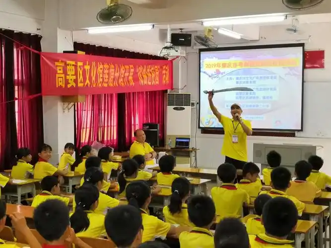 肇庆市粤剧团和莲塘二小联合举办"戏曲进校园"活动.