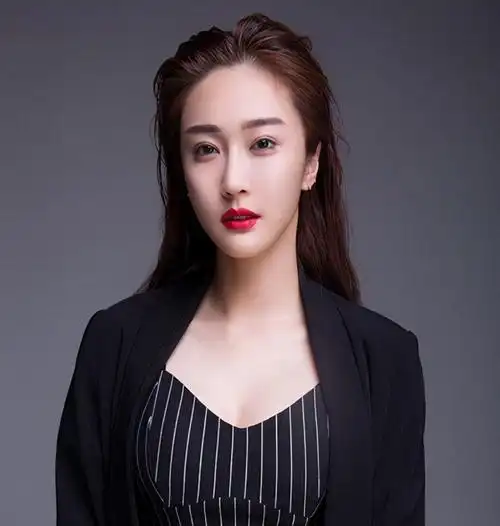 出,爆红后称自己是单身,下台就与丈夫办离婚,当很多人知道了她的事情