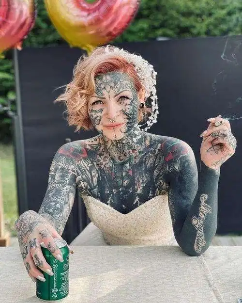 芬兰妈妈钟情"黑色风格"纹身,全身各处涂黑,网友居然称其漂亮_腾讯新