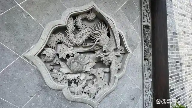 砖雕是一种中华传统的工艺艺术,以砖为材料,雕刻出各种形态的图案和