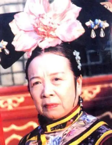 在《还珠格格》一,二部中,李明启饰演的"容嬷嬷"自恃有皇后的宠幸